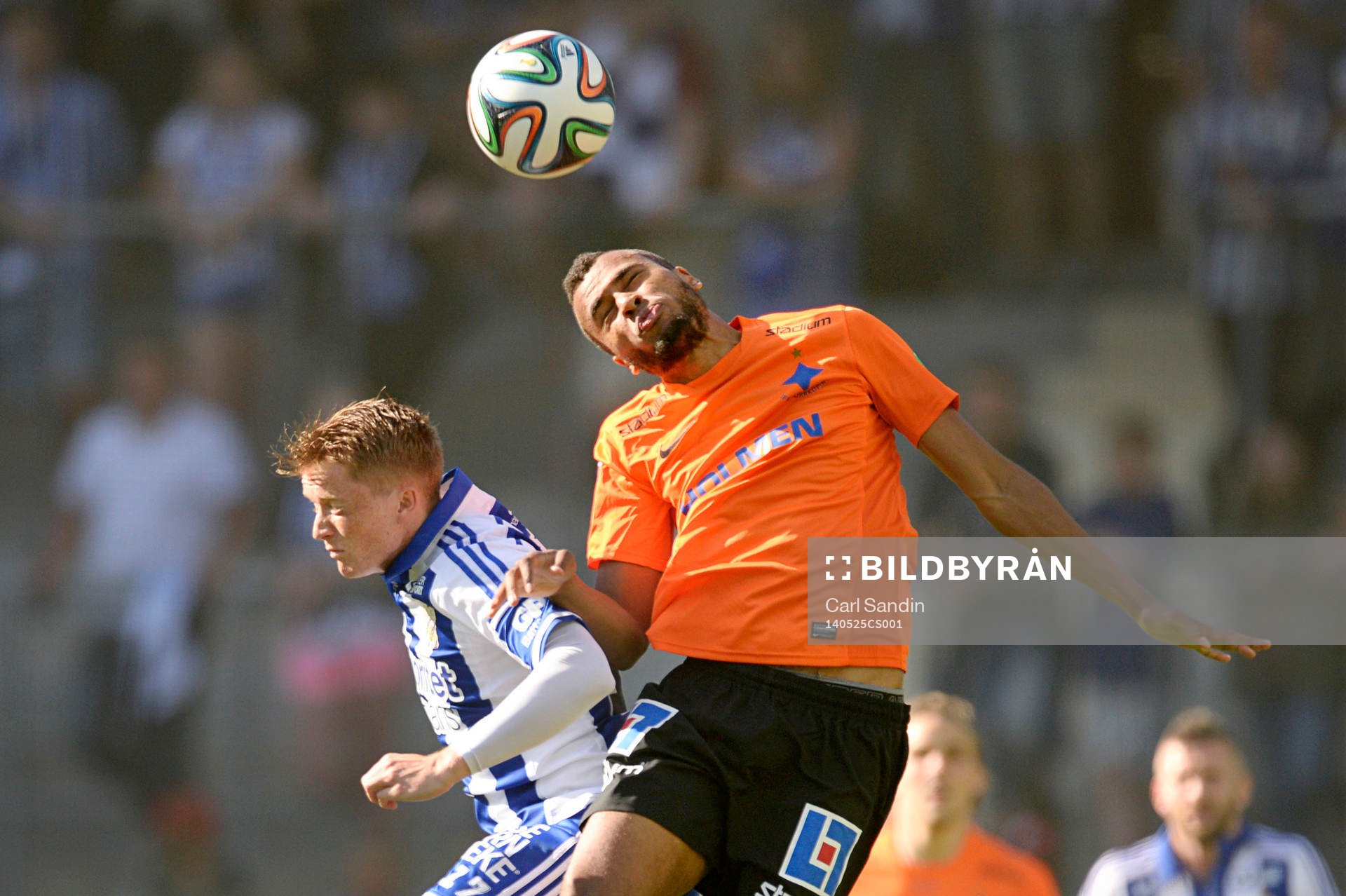 IFK Göteborgs Sam Larsson i nickduell med Norrköpings Isaac Kiese Thelin under fotbollsmatchen i allsvenskan mellan IFK Göteborg och Norrköping den 25 maj 2014 i Göteborg.