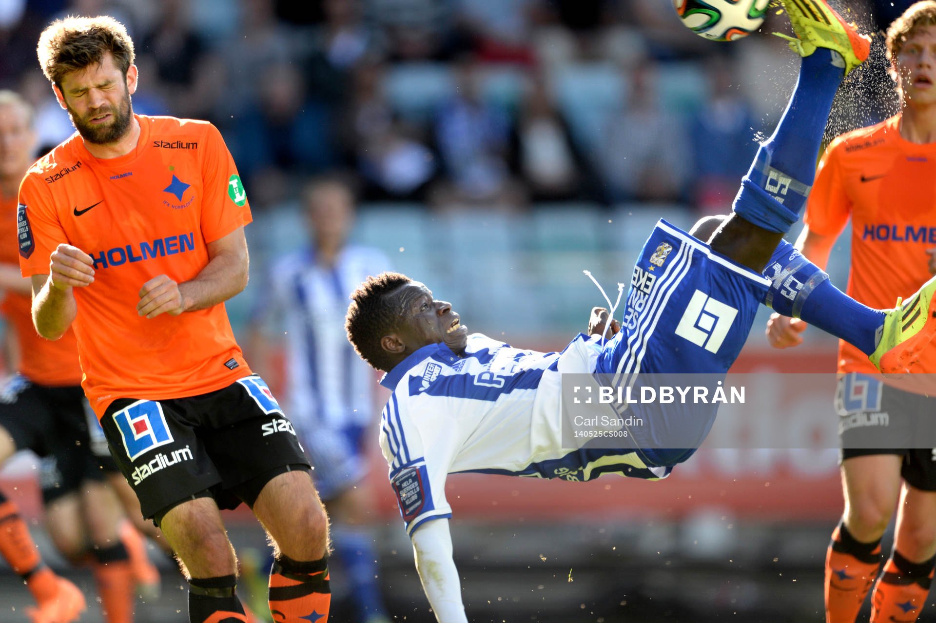 IFK Göteborgs Malick Mané försöker sig på en cykelspark