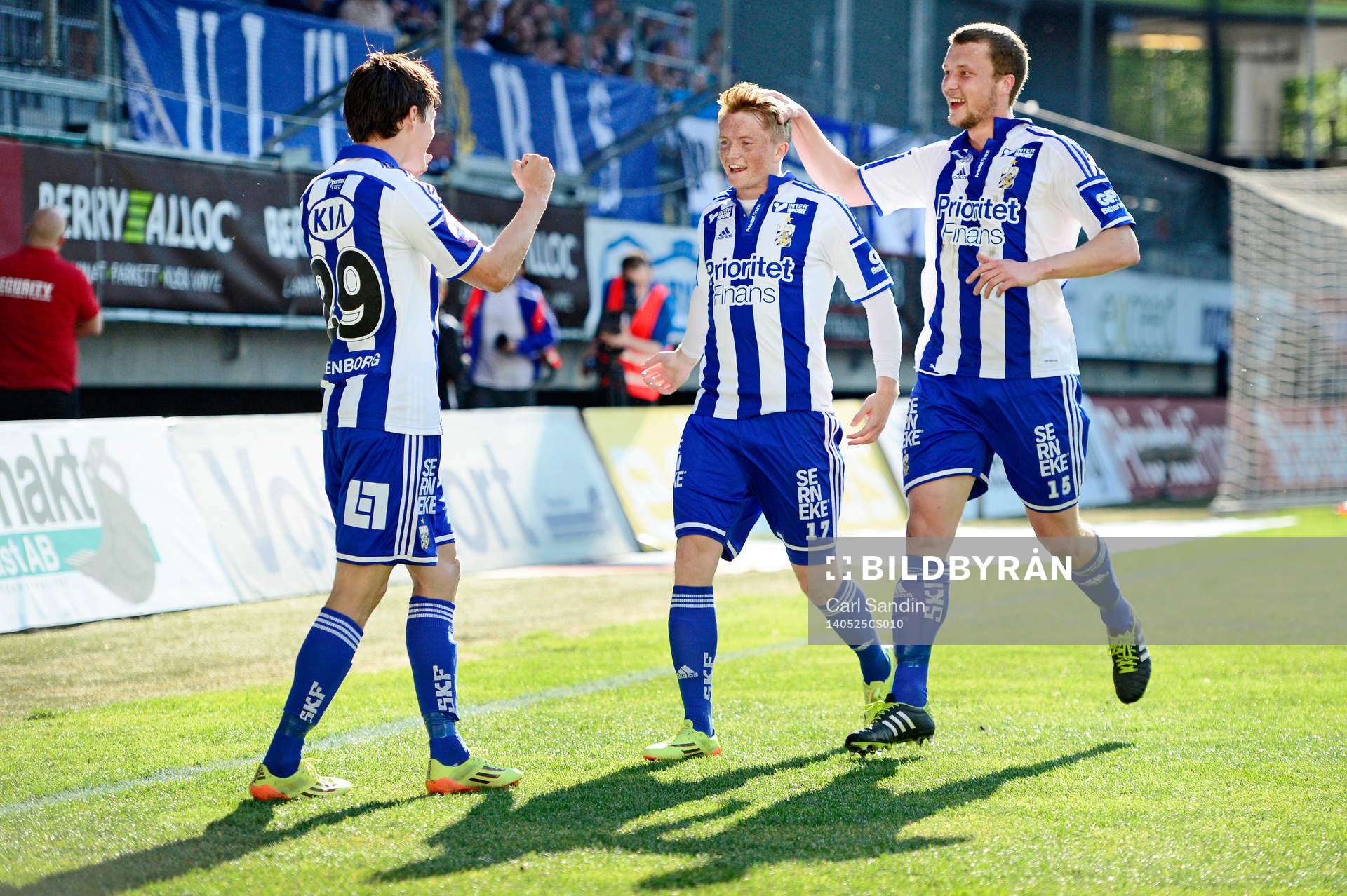 IFK Göteborgs Lasse Vibe firar han gjort 1-0 med Sam