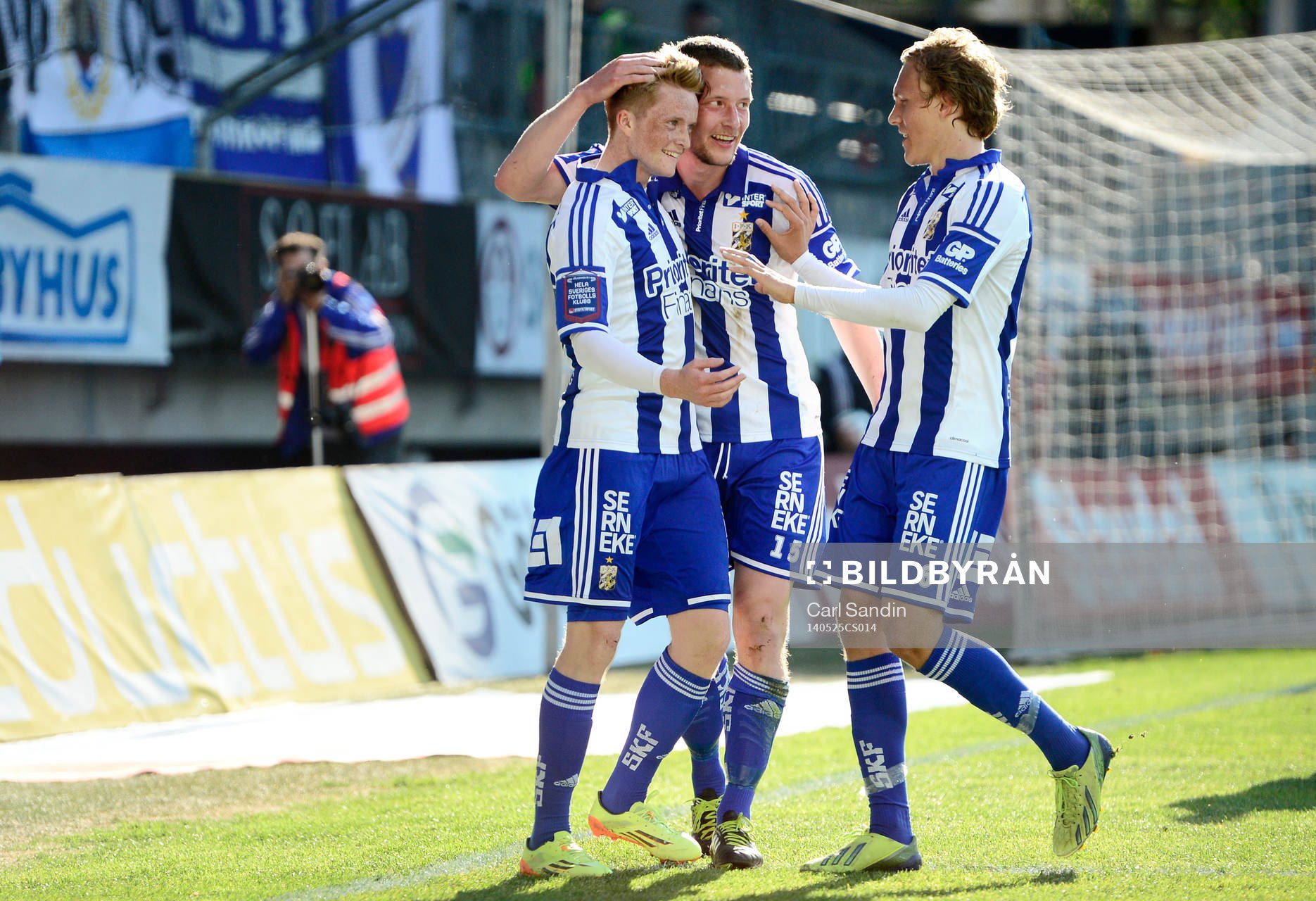 IFK Göteborgs Jakob Johansson jublar med Sam Larsson och