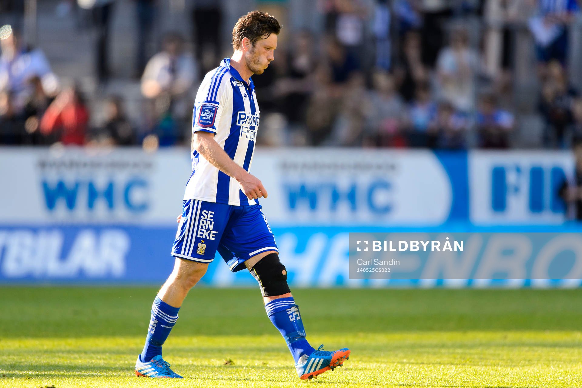 IFK Göteborgs Gustav Svensson lämnar planen