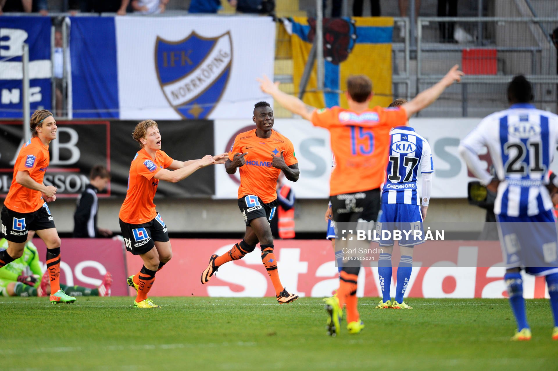 Norrköpings Alhaji Kamara firar han gjort 2-2