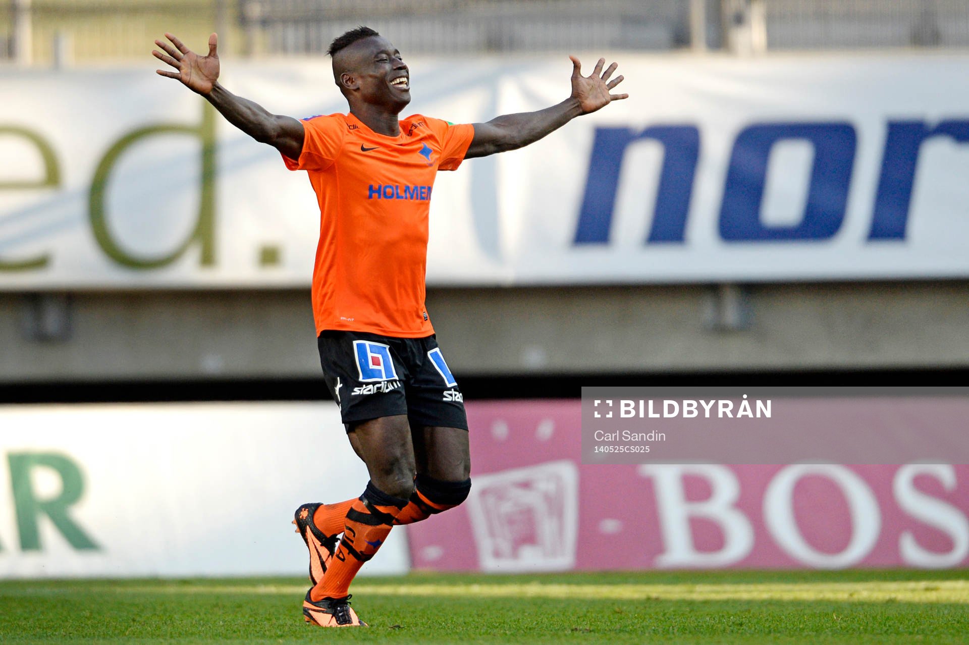 Norrköpings Alhaji Kamara firar