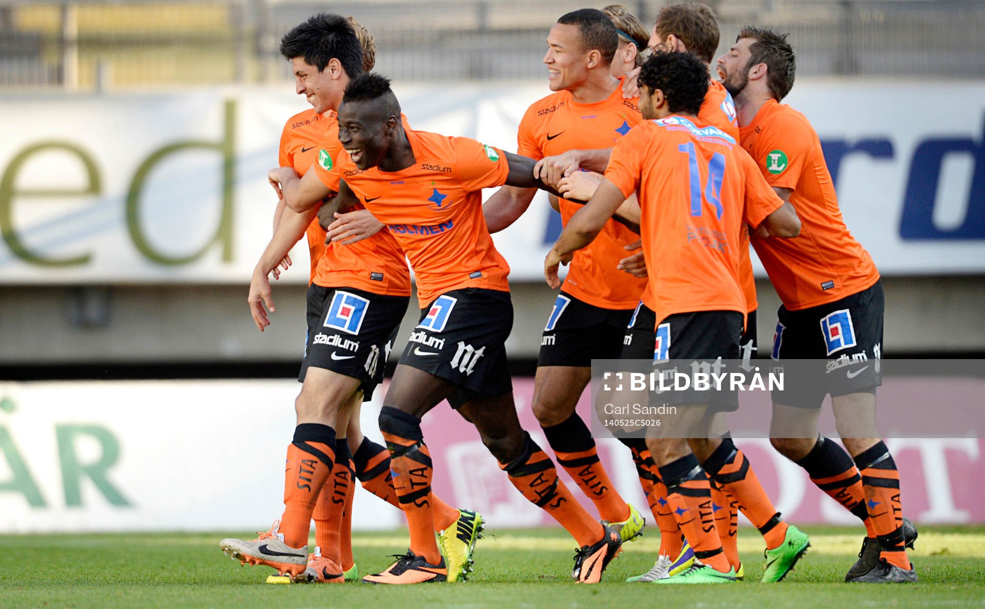 Norrköpings Alhaji Kamara firar 2-2 med lagkamraterna