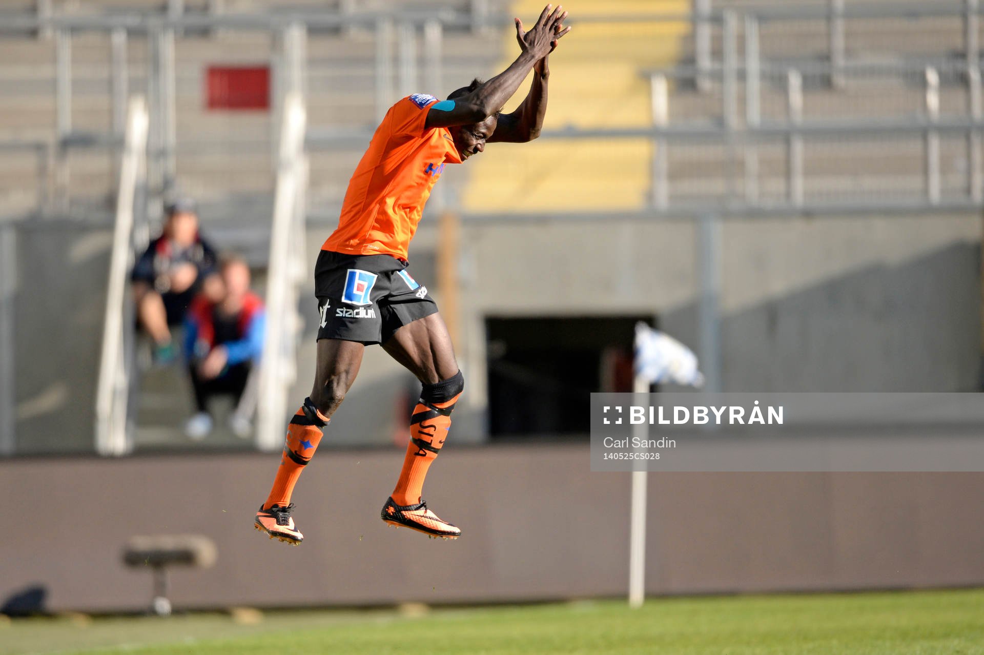 Norrköpings Alhaji Kamara firar