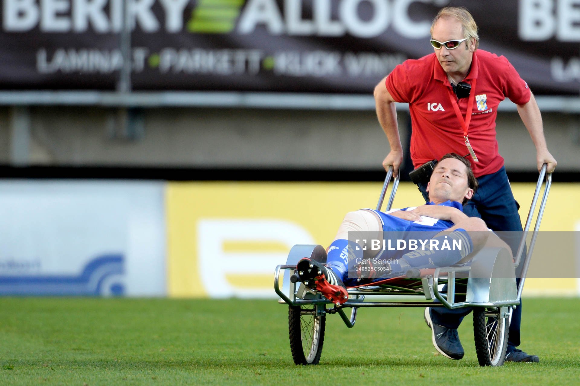 IFK Göteborgs Philip Haglund körs ut på bår av sjukvårdspersonal under fotbollsmatchen i allsvenskan mellan IFK Göteborg och Norrköping den 25 maj 2014 i Göteborg.