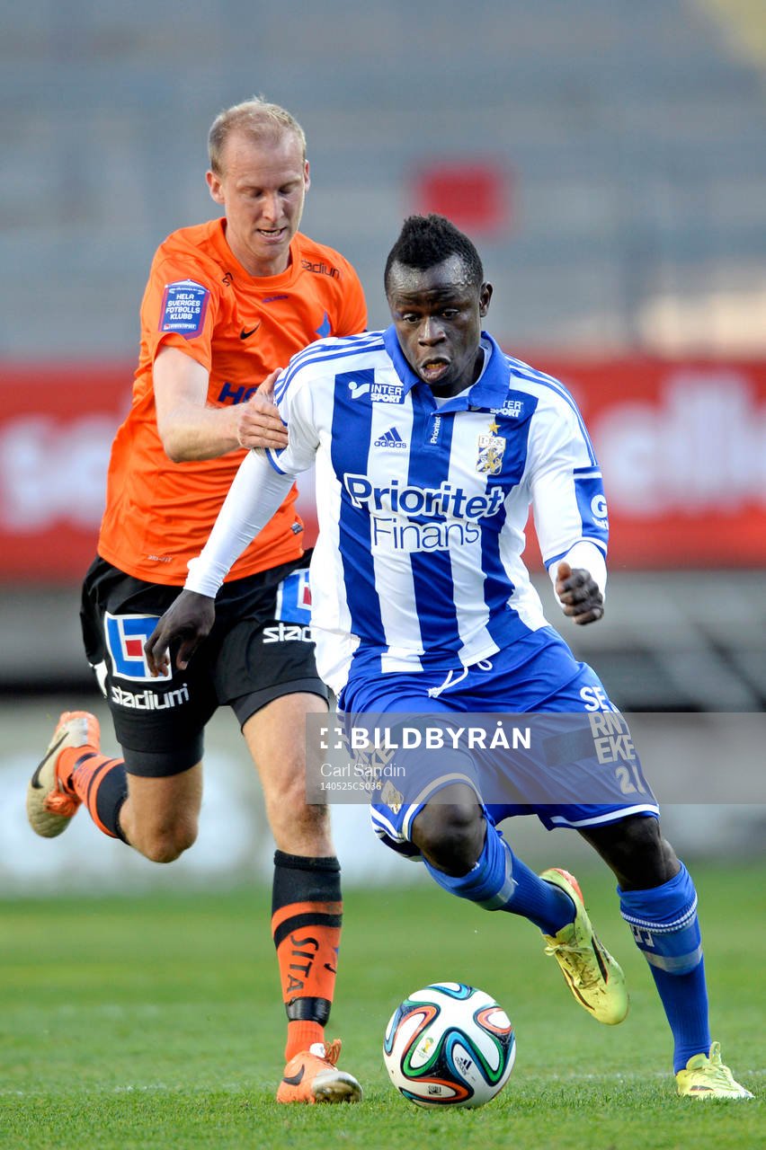 Norrköpings Andreas Johansson jagar IFK Göteborgs Malick Mané under fotbollsmatchen i allsvenskan mellan IFK Göteborg och Norrköping den 25 maj 2014 i Göteborg.
