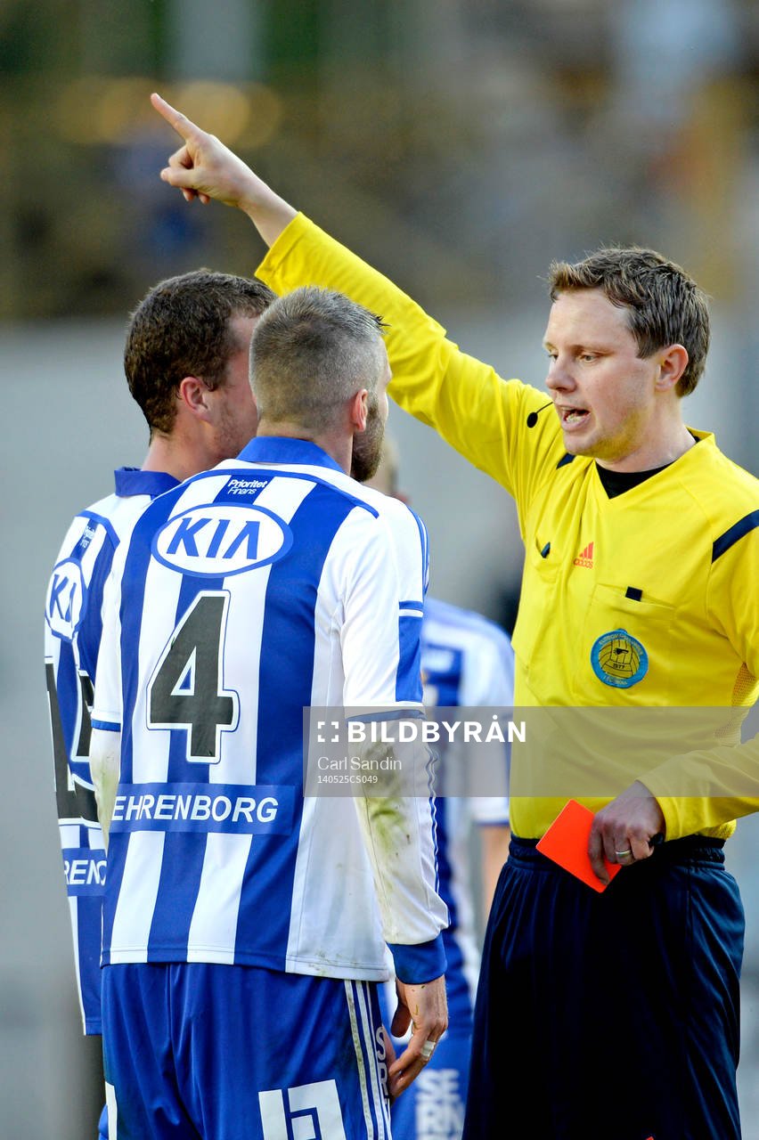 IFK Göteborgs Kjetil Waehler reagerar när domare Markus