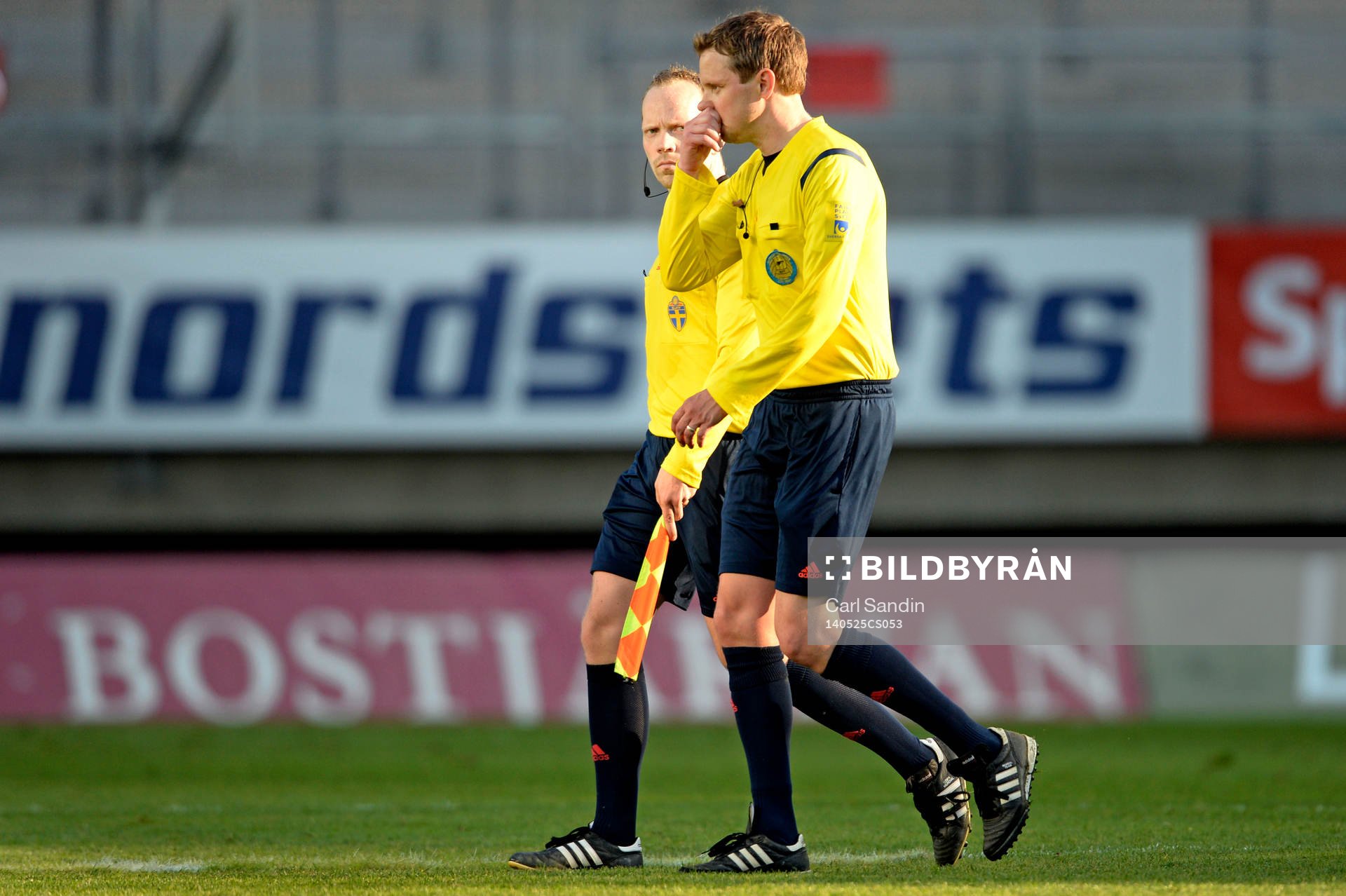 Domare Markus Strömbergsson och en linjedomare lämnar planen efter fotbollsmatchen i allsvenskan mellan IFK Göteborg och Norrköping den 25 maj 2014 i Göteborg.