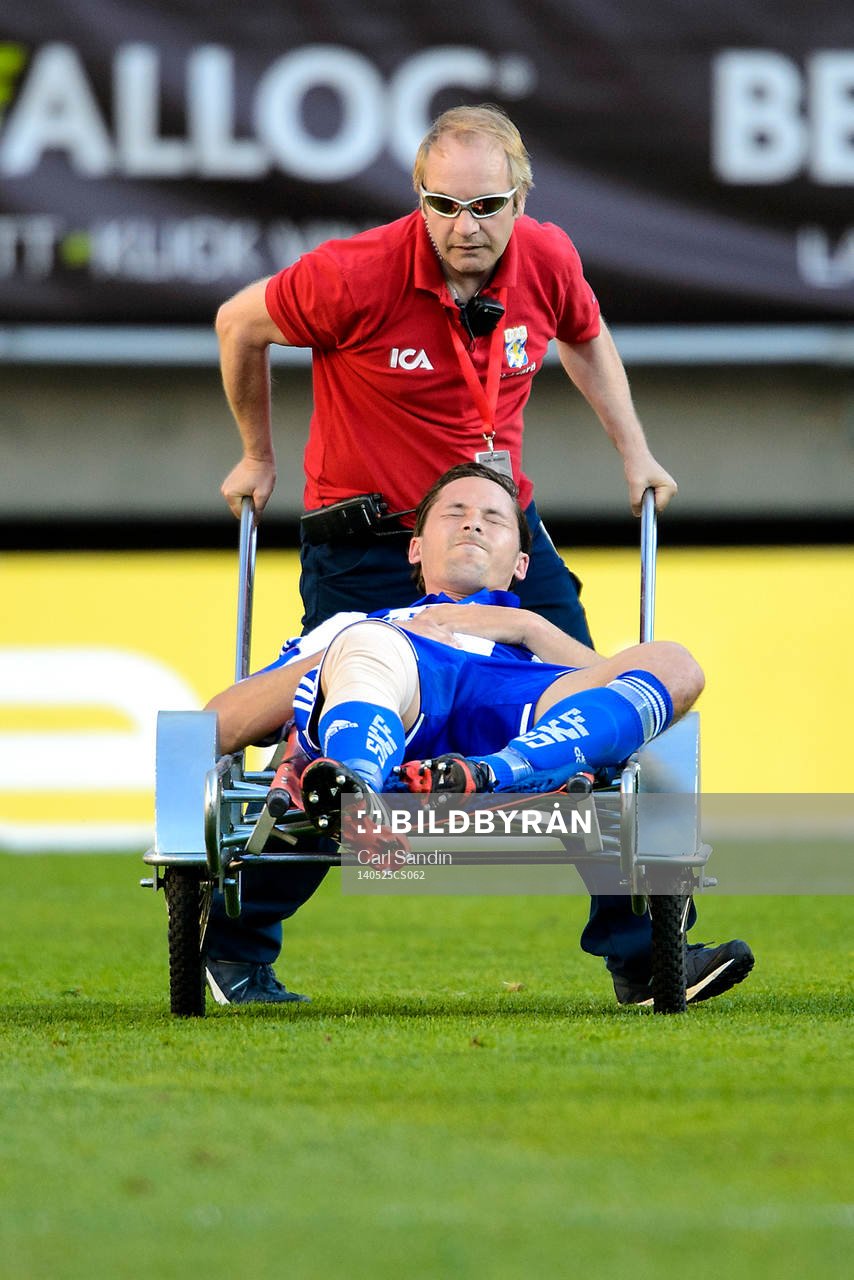 IFK Göteborgs Philip Haglund kör av planen på bår