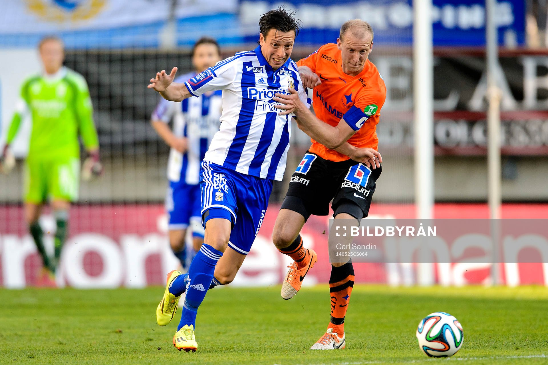IFK Göteborgs Martin Smedberg Dalence i närkamp med Norrköpings Andreas Johansson under fotbollsmatchen i allsvenskan mellan IFK Göteborg och Norrköping den 25 maj 2014 i Göteborg.