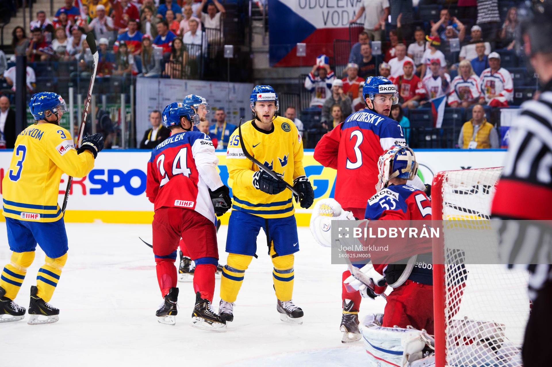 Sveriges Oscar Möller kollar mot domaren