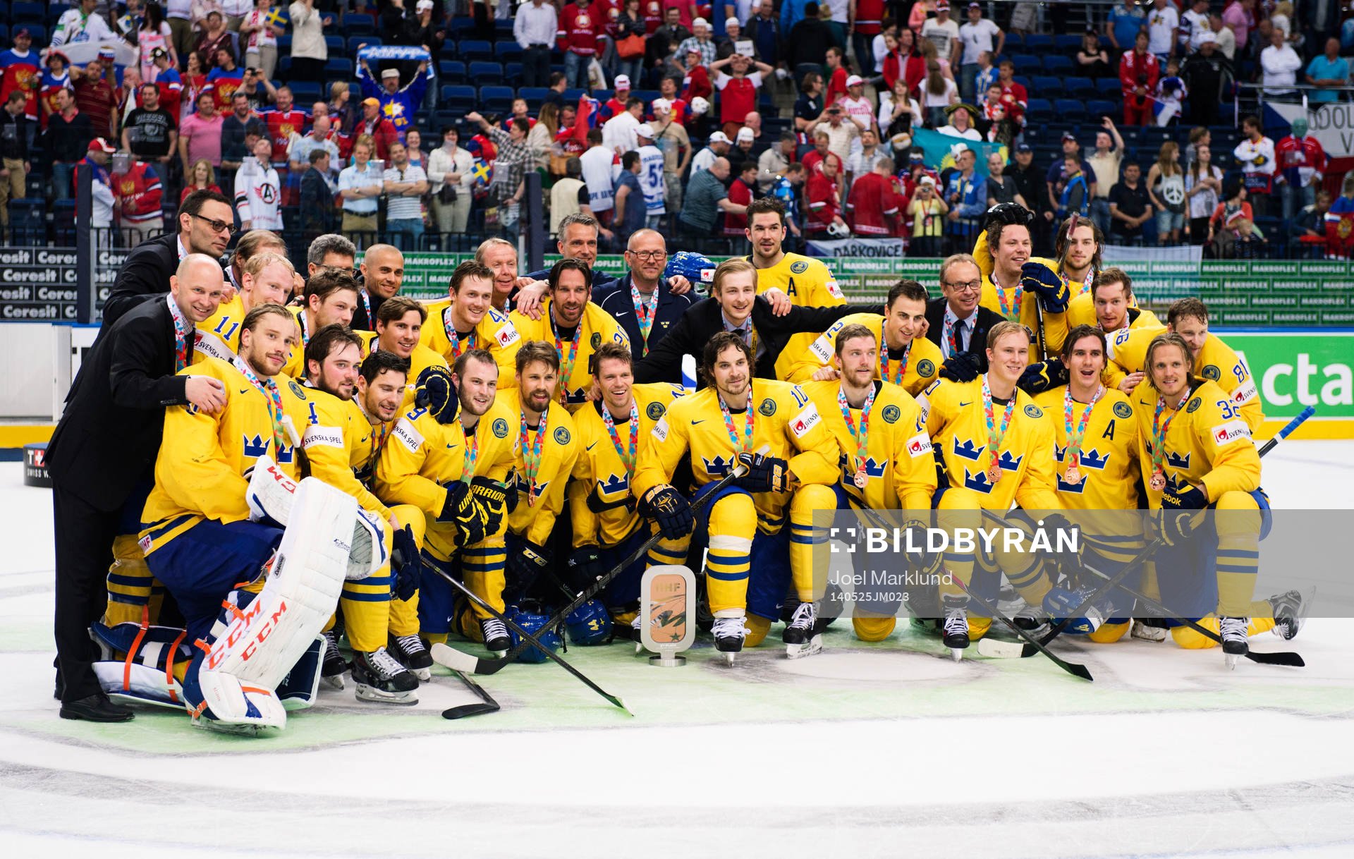 Sveriges spelare och ledare poserar med pokalen