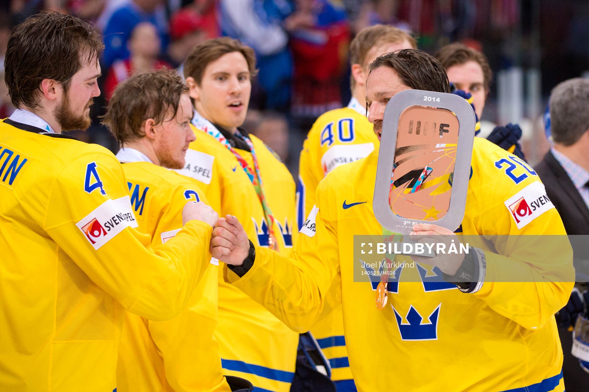 Sveriges Joel Lundqvist håller i bronspokalen och firar