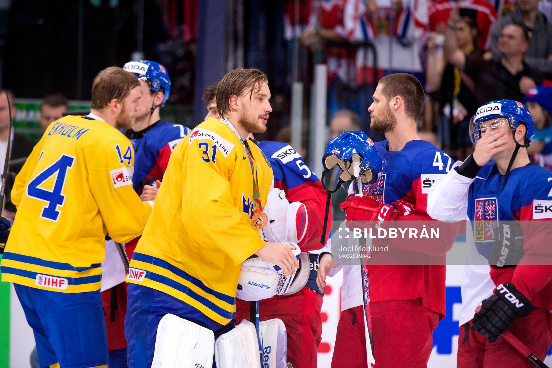 Sveriges Mattias Ekholm och målvakt Anders Nilsson tackar