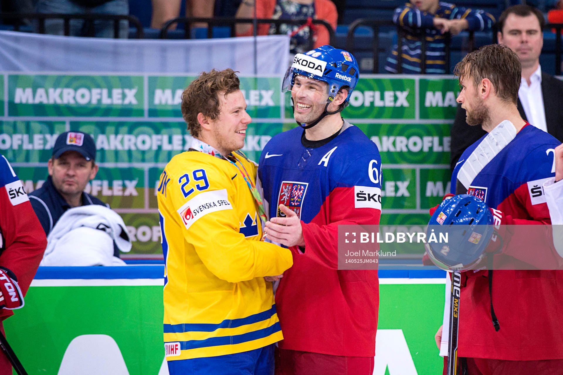 Sveriges Erik Gustafsson kramar om Tjeckiens Jaromir Jagr
