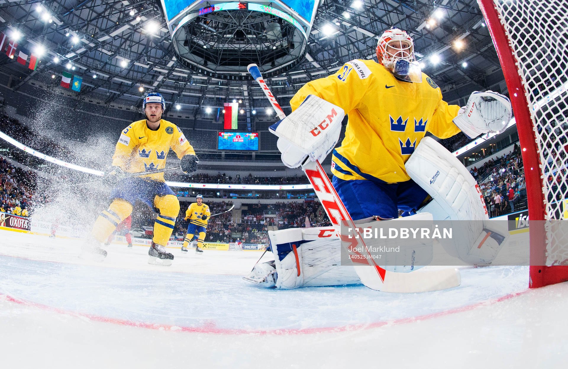 Sveriges Oscar Möller och målvakt Anders Nilsson