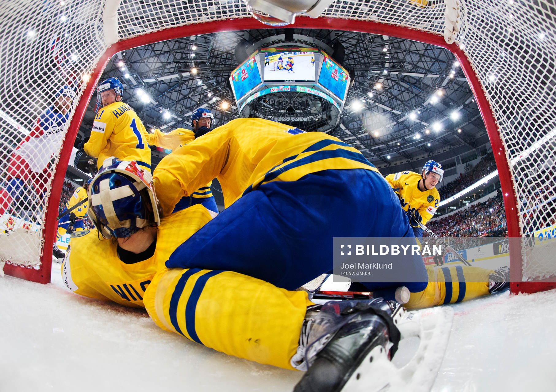 Sveriges Simon Hjalmarsson, målvakt Anders Nilsson, Niclas