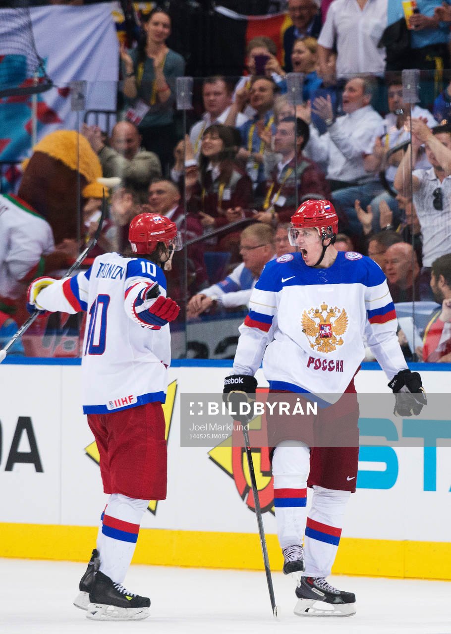 Rysslands Viktor Tikhonov och Yevgeni Malkin jublar