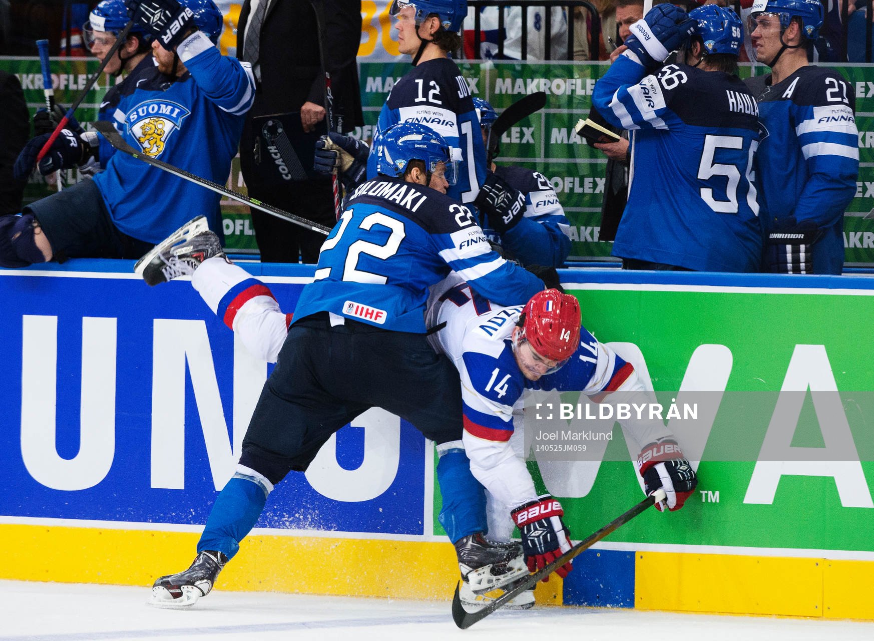 Finlands Miikka Salomäki tacklar Rysslands Alexander