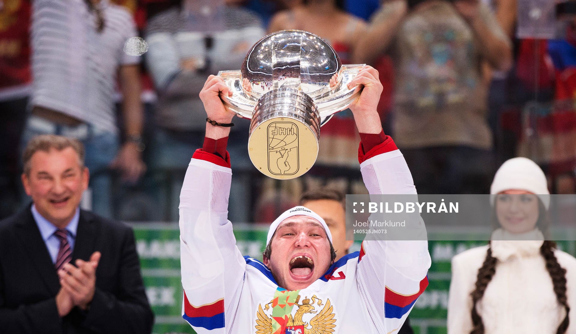 Rysslands Alexander Ovechkin höjer VM-pokalen
