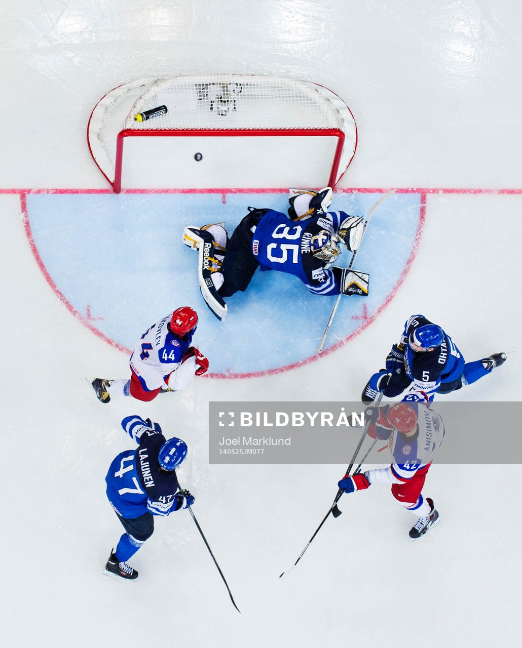 Rysslands Yegor Yakovlev och Artyom Anisimov ser 4-2-pucken