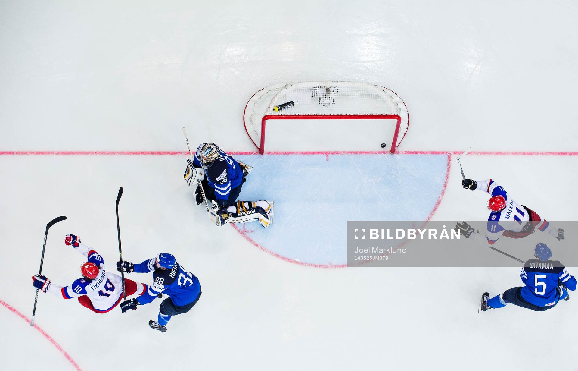 Rysslands Viktor Tikhonov och Yevgeni Malkin jublar