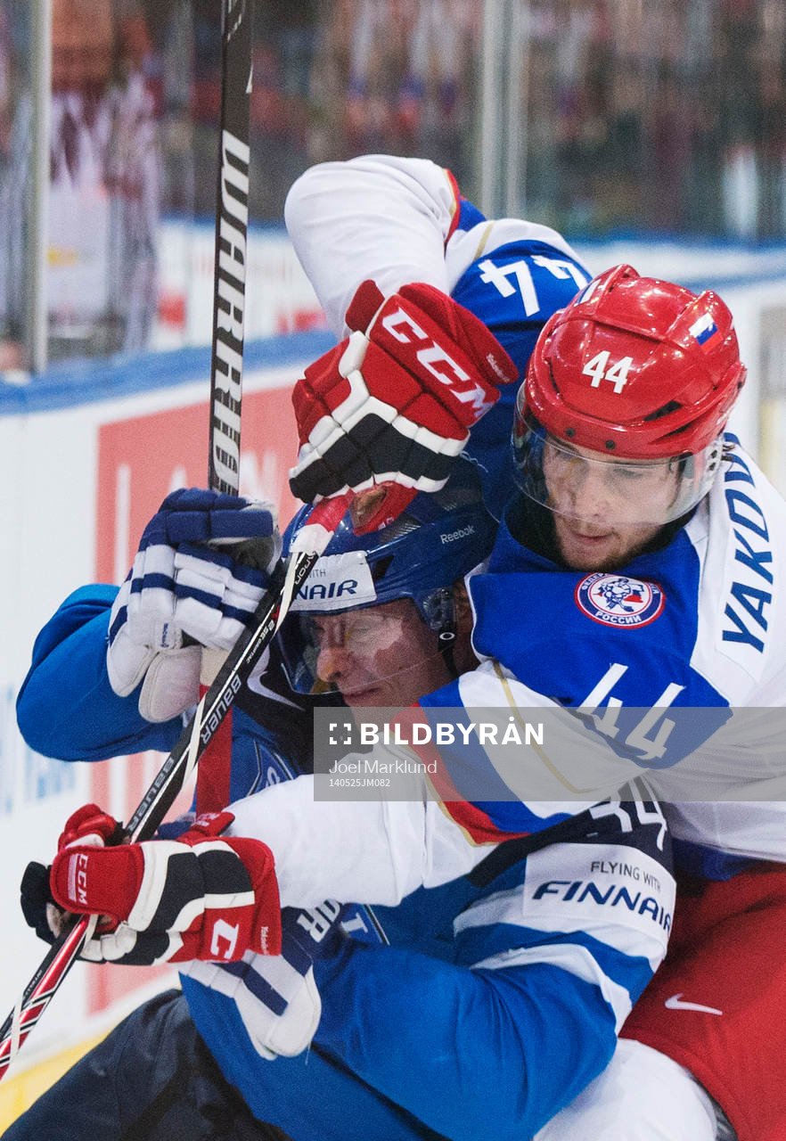 Finlands Olli Palola blir tacklad av Rysslands Yegor