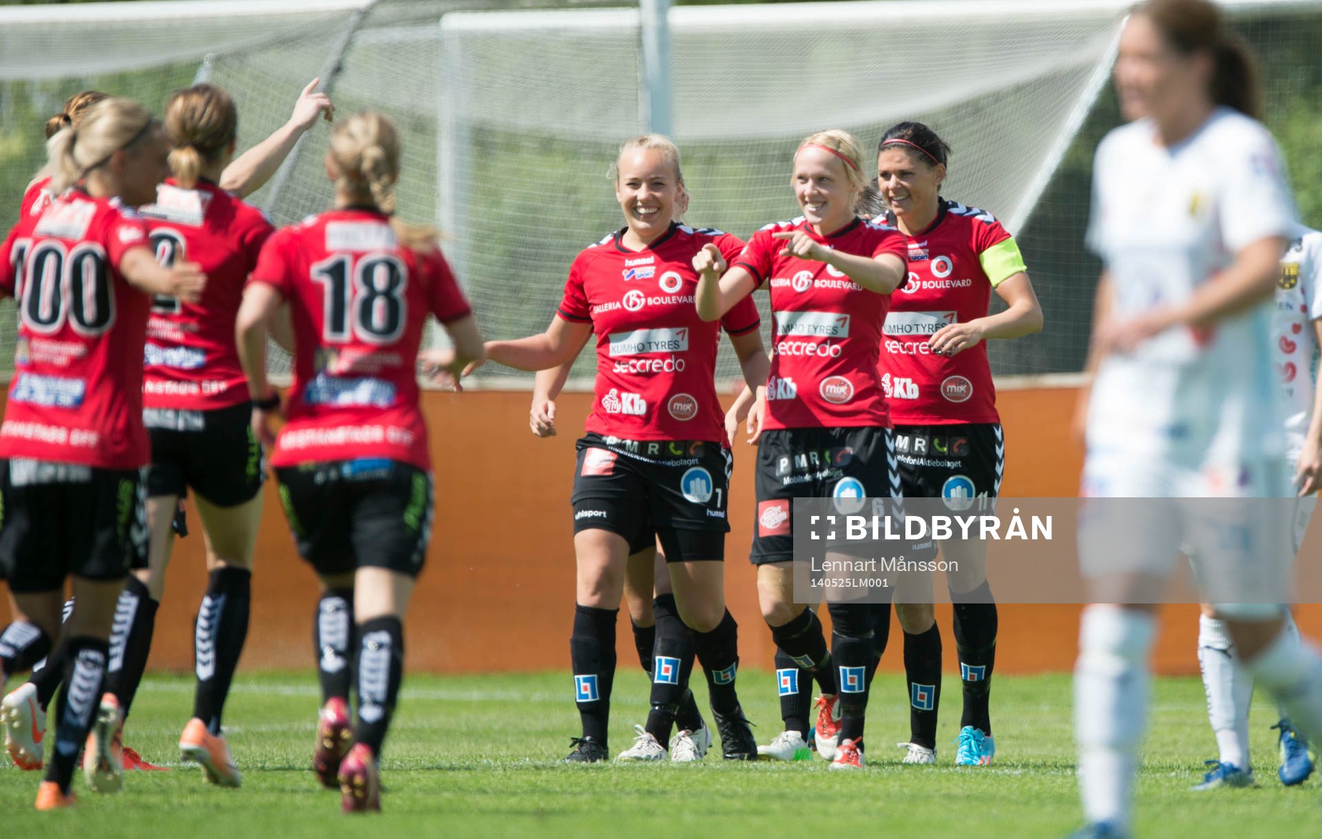 Kristianstads Linnea Liljegärd har gjort 1-0 redan i första minuten i matchen i damallsvenskan mellan Kristianstad och Umeå i Kristianstad 25 maj 2014.
