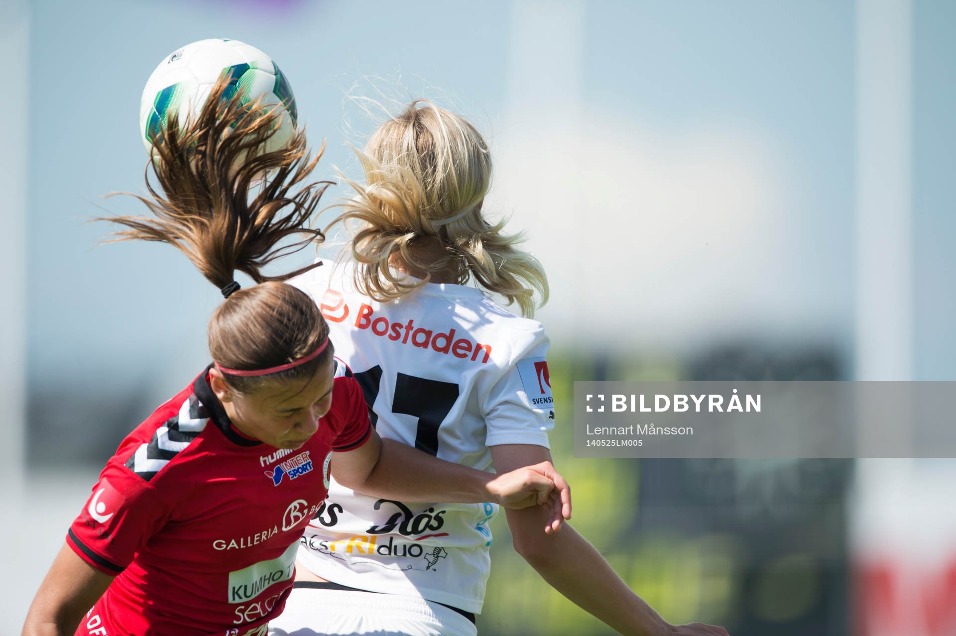 Kristianstads Alice Nilsson  får en knuff av Umeås Lina