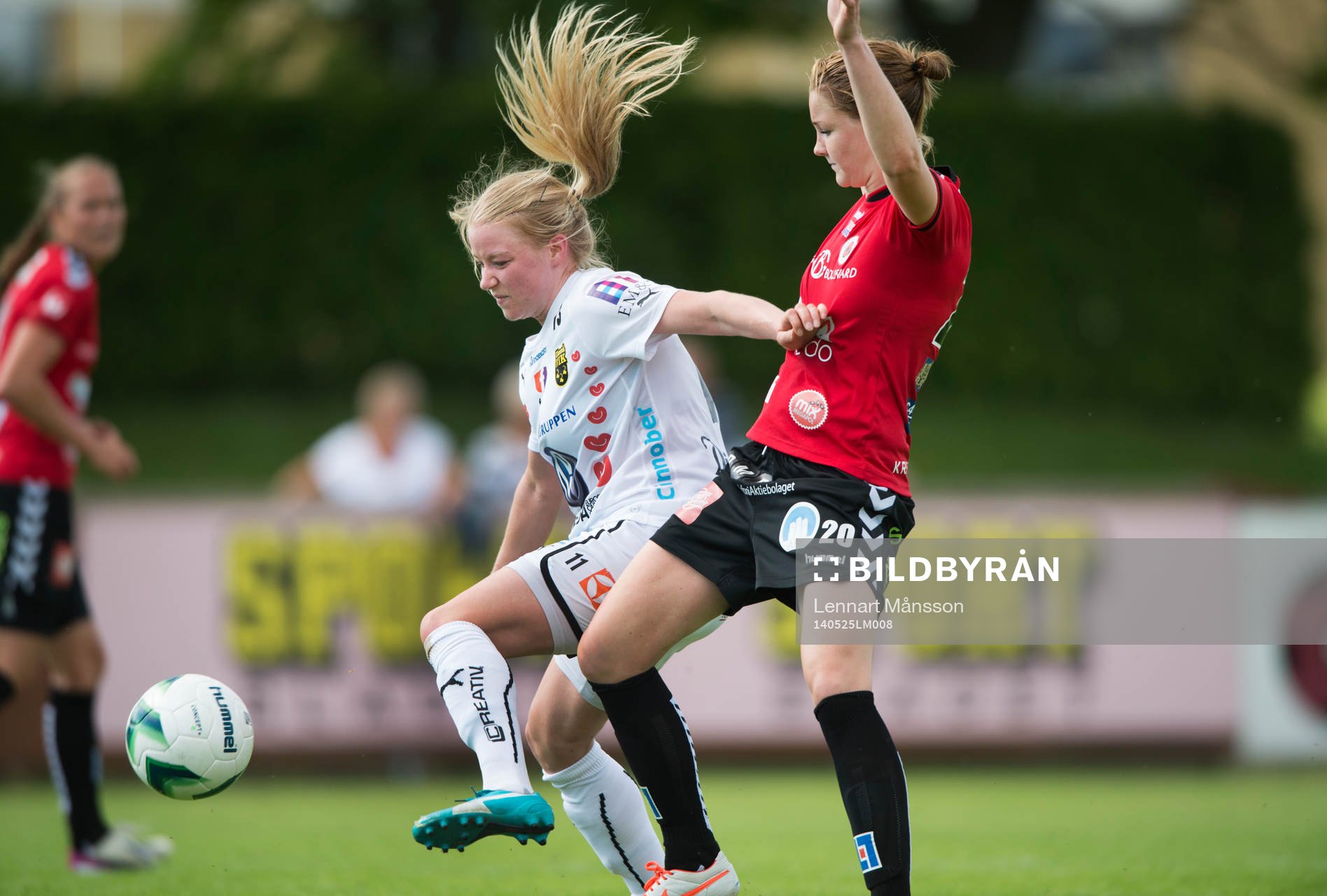 Umeås Jenny Hjohlman och Kristianstads Mia Carlsson i matchen i damallsvenskan mellan Kristianstad och Umeå i Kristianstad 25 maj 2014.