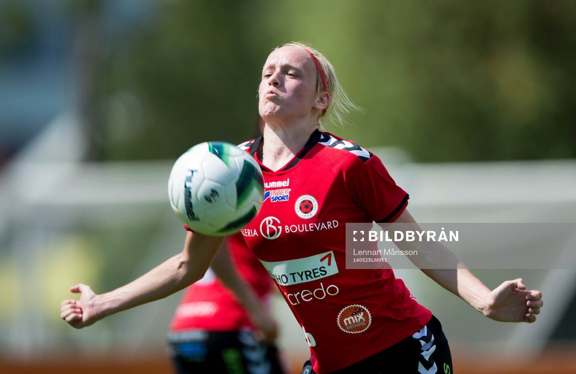 Kristianstads matchhjälte Linnea Liljegärd tar ner bollen
