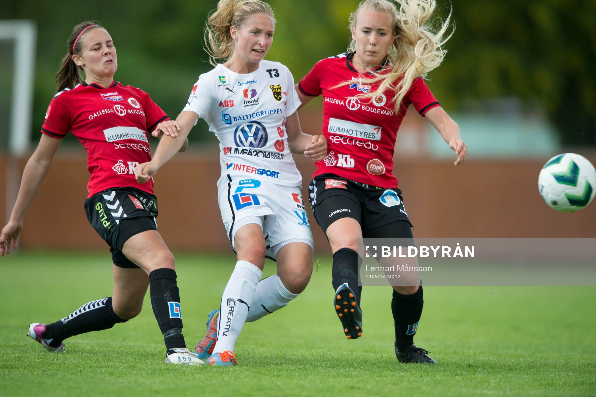 Umeås Emmelie Konradsson mot Kristianstads Alice Nilsson och Elisa Vidarsdottir i matchen i damallsvenskan mellan Kristianstad och Umeå i Kristianstad 25 maj 2014.