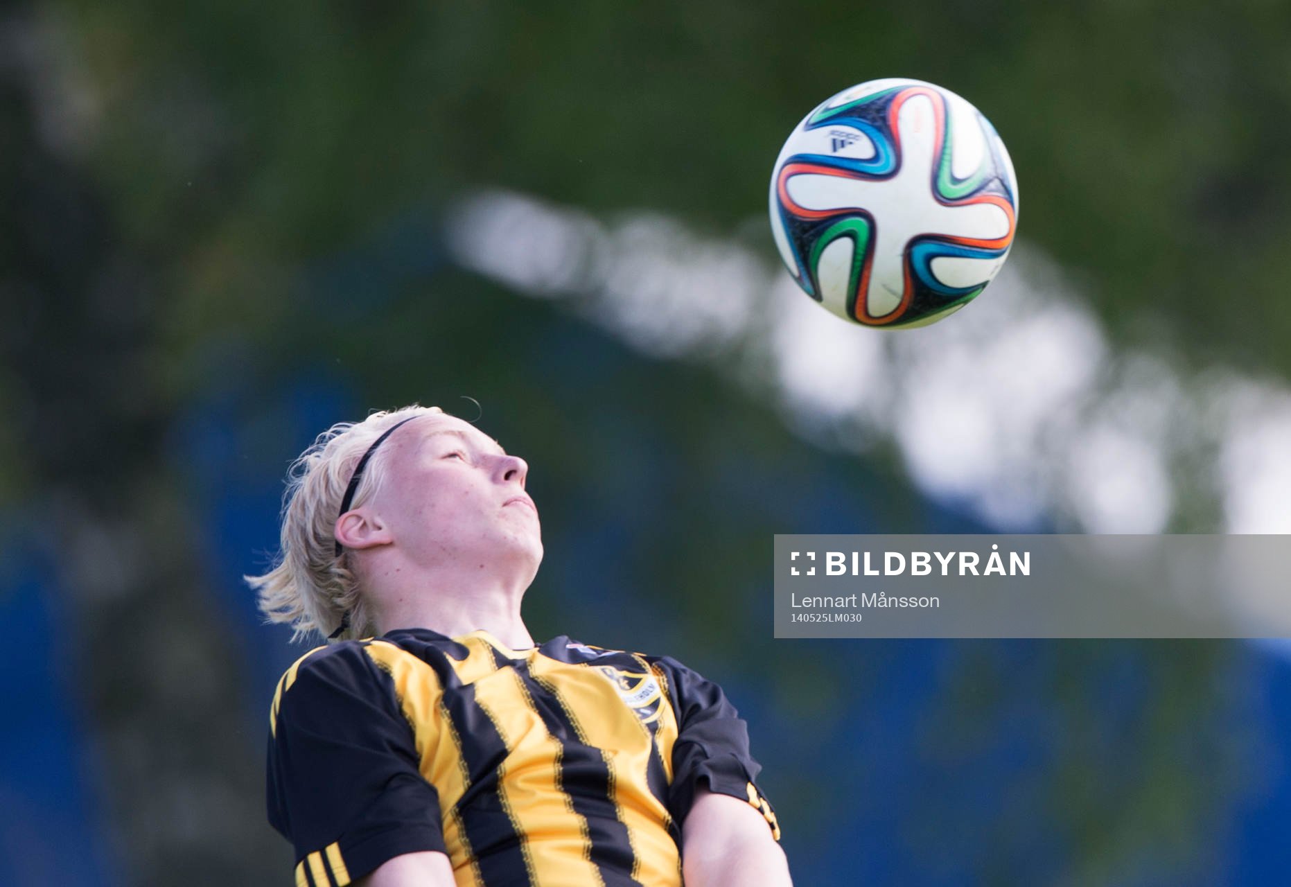 IFK Hässleholms Jonathan Brodén tar ner bollen på bröstet i matchen i juniorallsvenskan mellan IFK Hässleholm och Högaborg i Hässleholm 25 maj 2014.