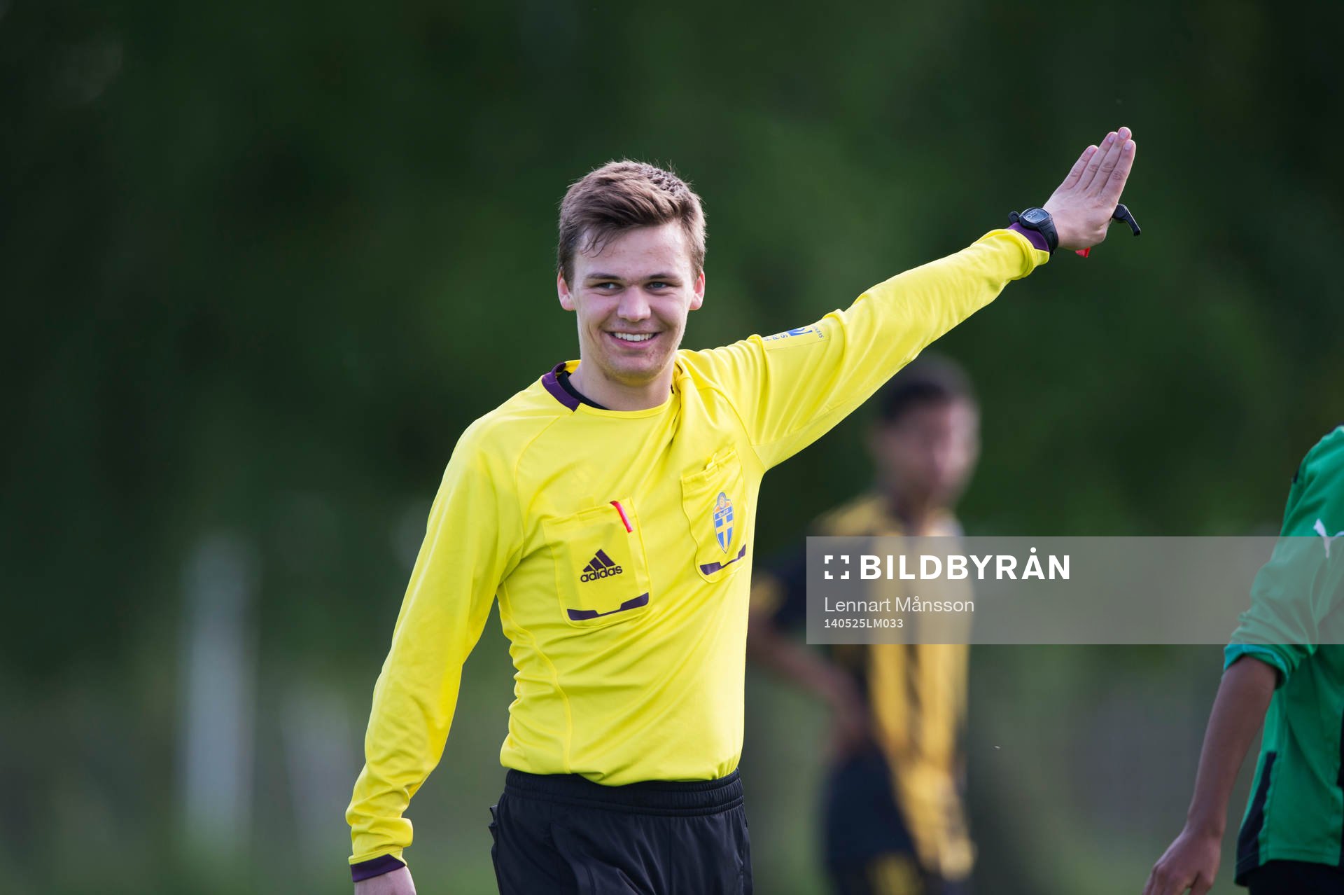 Domaren Sebastian Robertsson i matchen i juniorallsvenskan