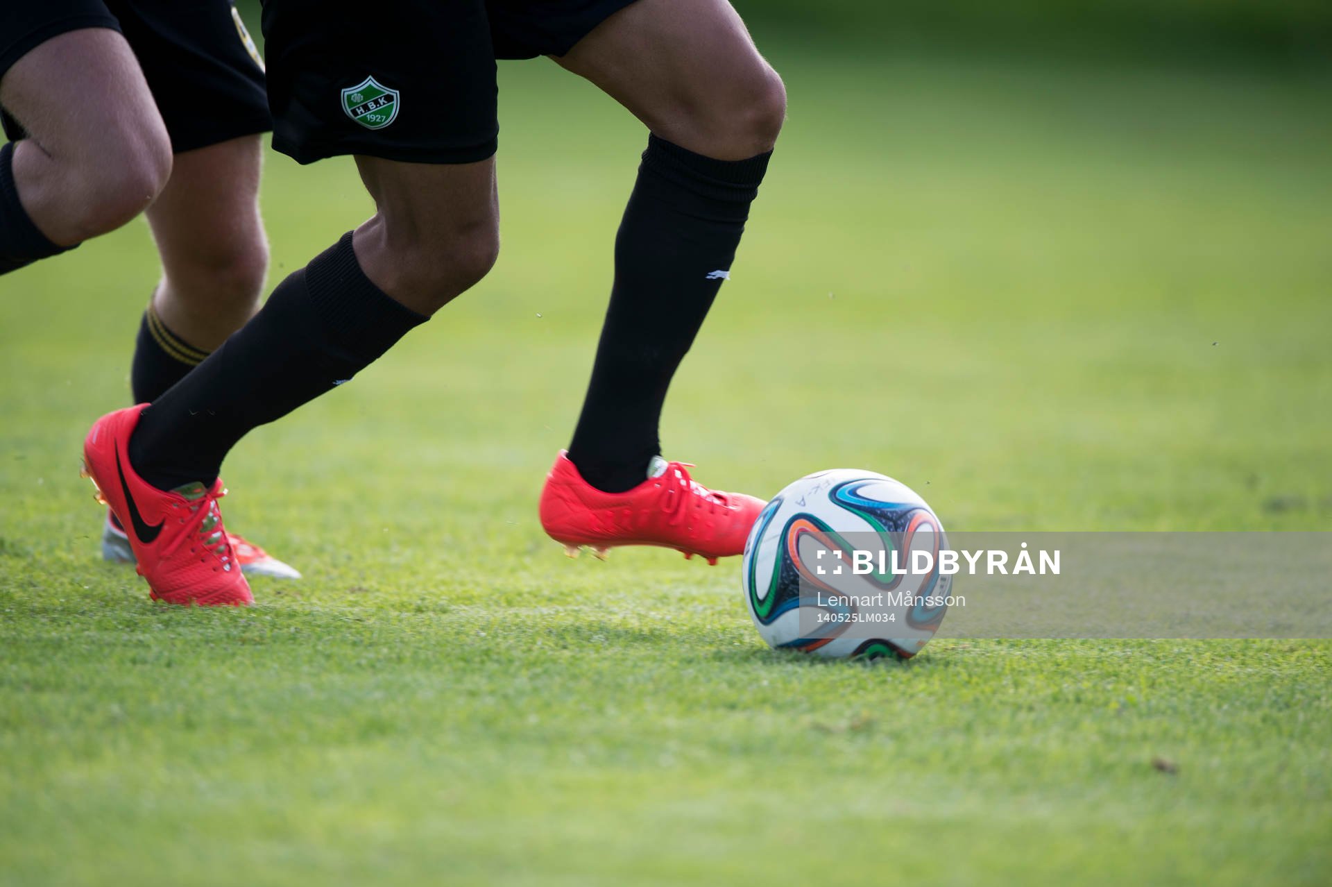 Kamp om bollen, fotbollsskor Nike,  i matchen i