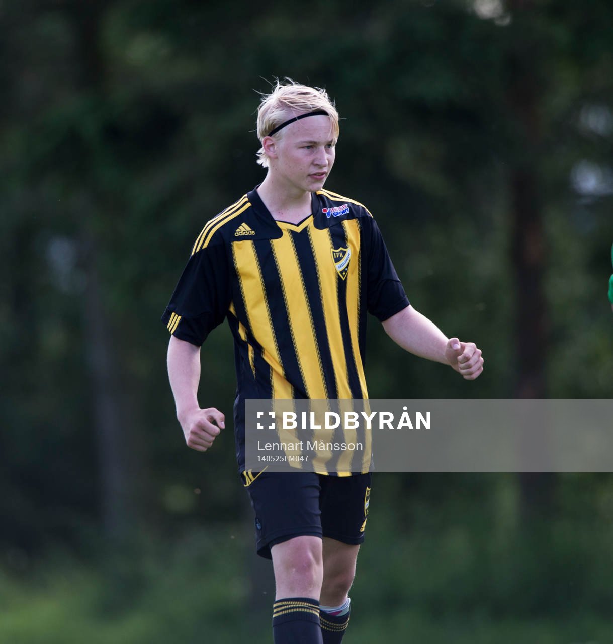 Straffskytten IFK Hässleholms Jonathan Brodén jublar  i