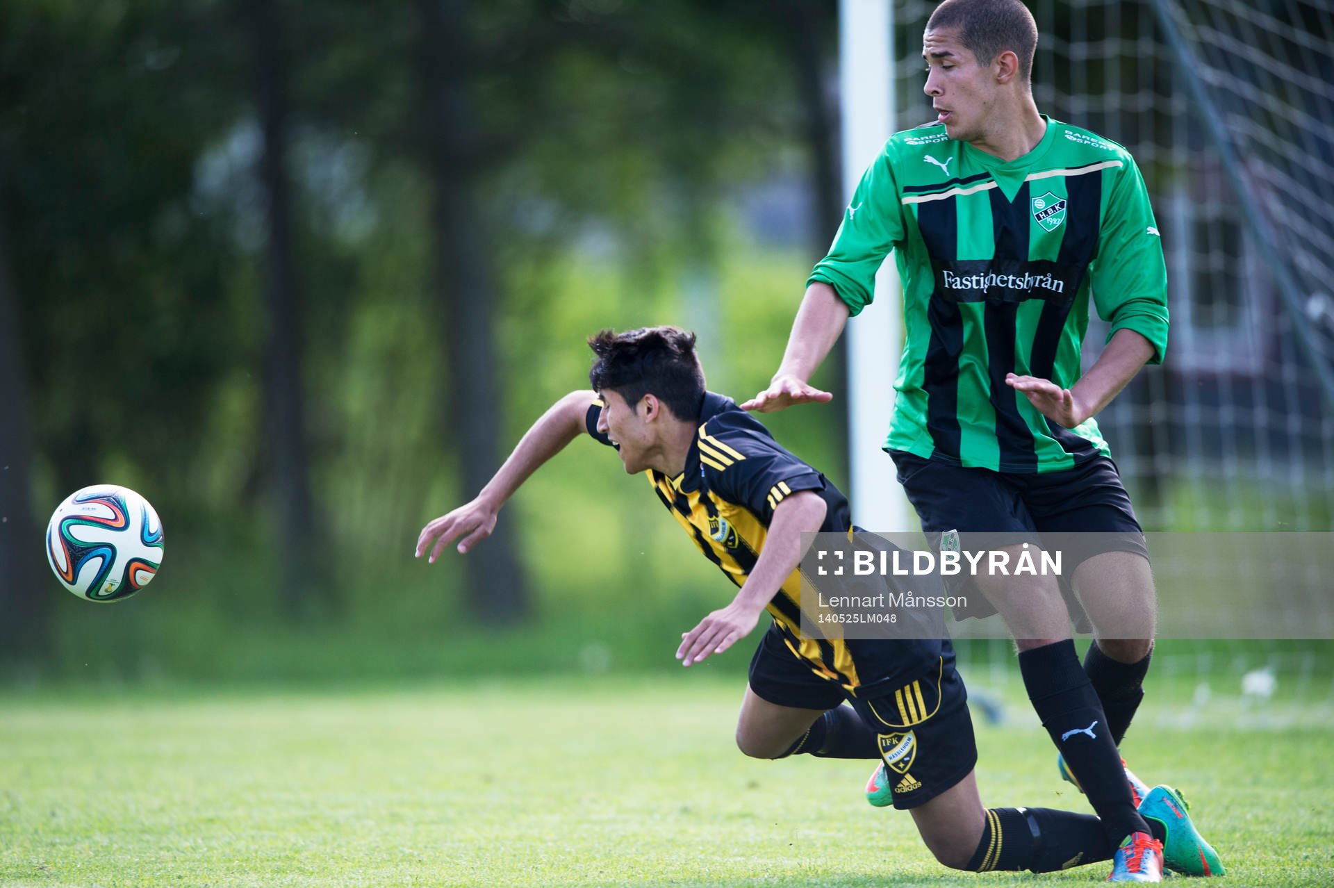 IFK Hässleholms Hamed Rahimi trycks ner och får straff i matchen i juniorallsvenskan mellan IFK Hässleholm och Högaborg i Hässleholm 25 maj 2014.