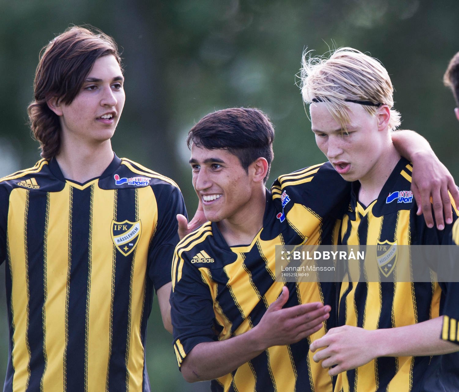 Straffskytten IFK Hässleholms Jonathan Brodén grattas av