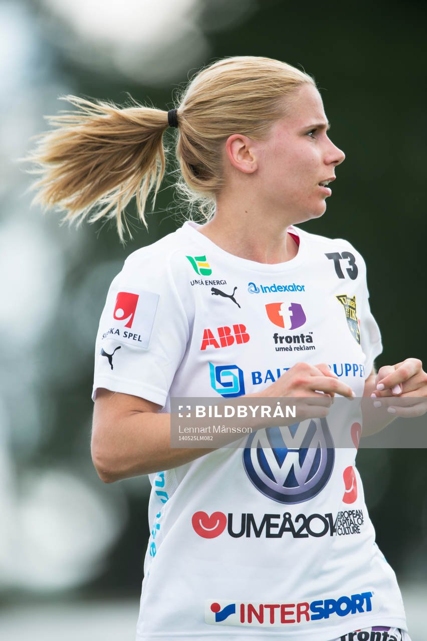 Umeås Tuija Hyyrynen i matchen i damallsvenskan mellan