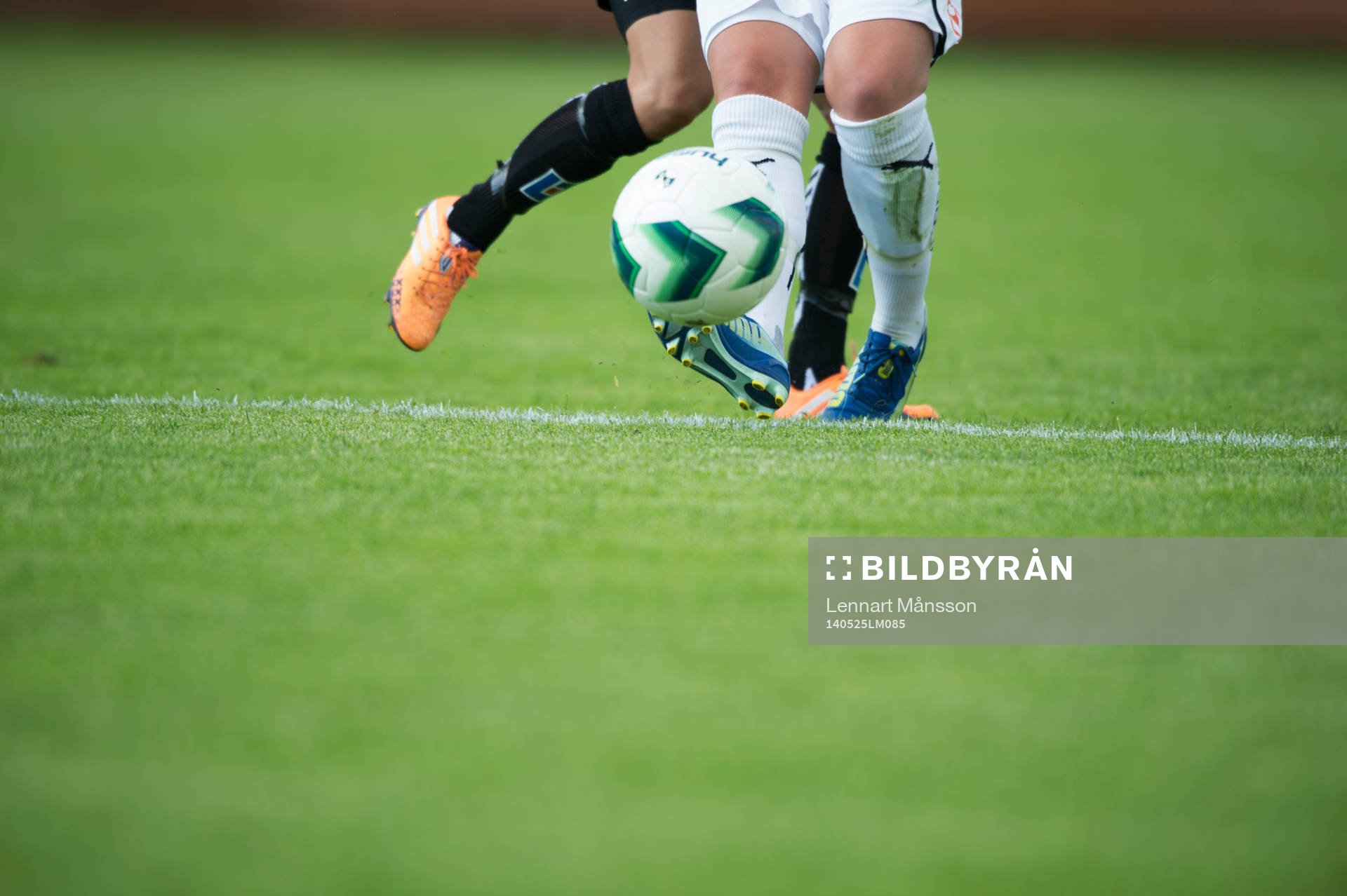 Kamp om bollen i matchen i damallsvenskan mellan