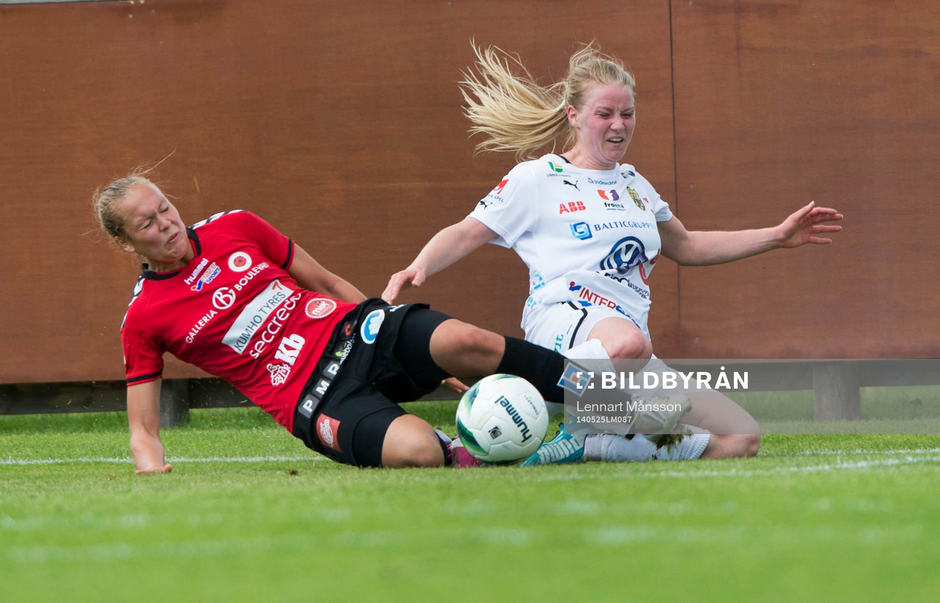 Umeås Jenny Hjohlman tacklas av Kristianstads Therese