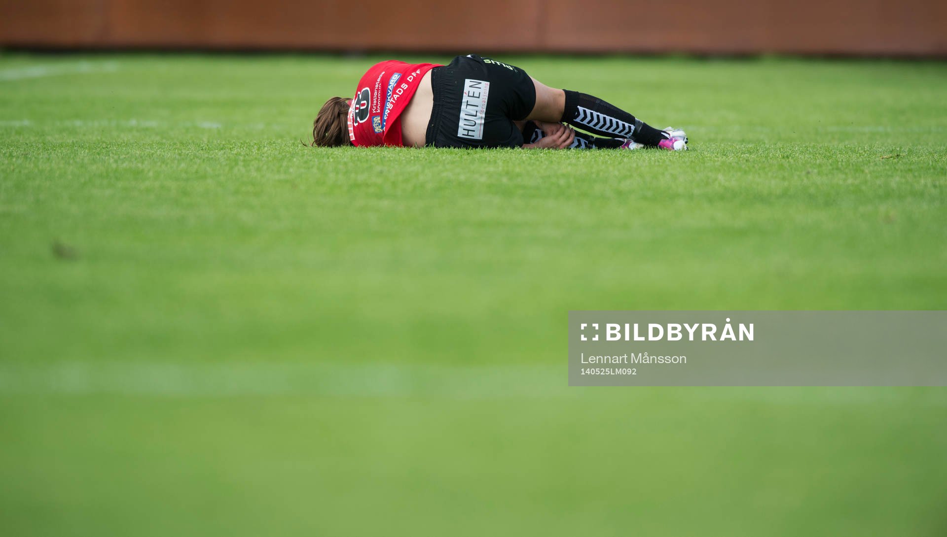 Kristianstads Alice Nilsson skadad i matchen i damallsvenskan mellan Kristianstad och Umeå i Kristianstad 25 maj  2014.
