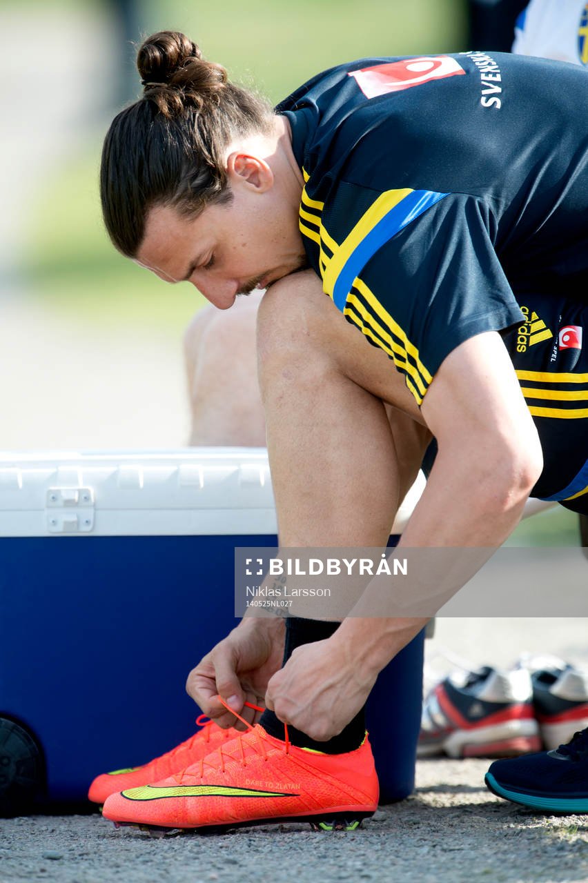 Sveriges Zlatan Ibrahimovic knyter skorna