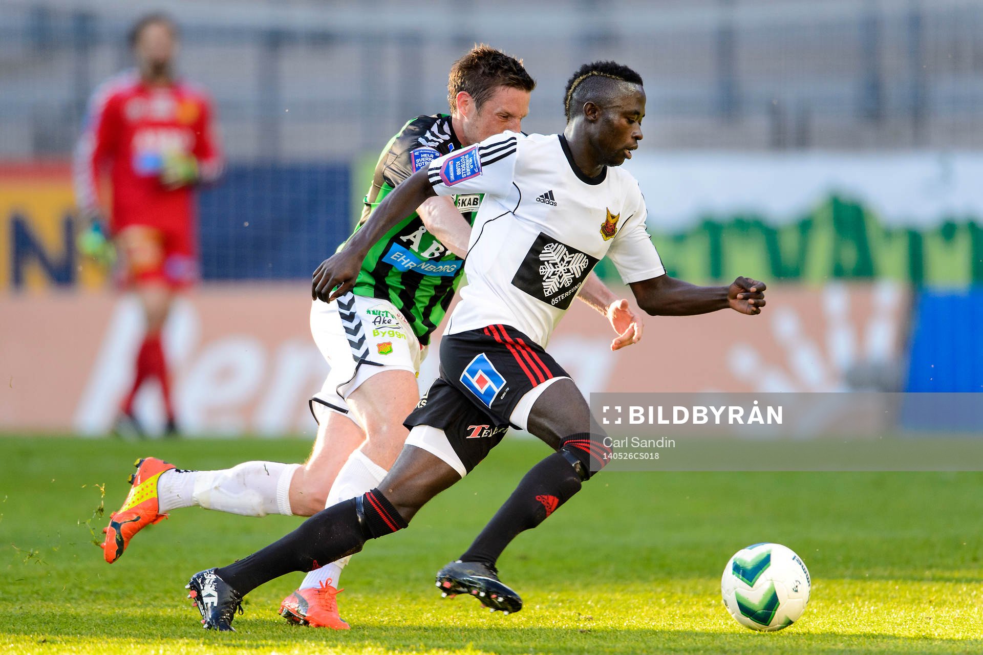 Östersunds Modou Barrow jagas av GAIS Kenneth Gustafsson