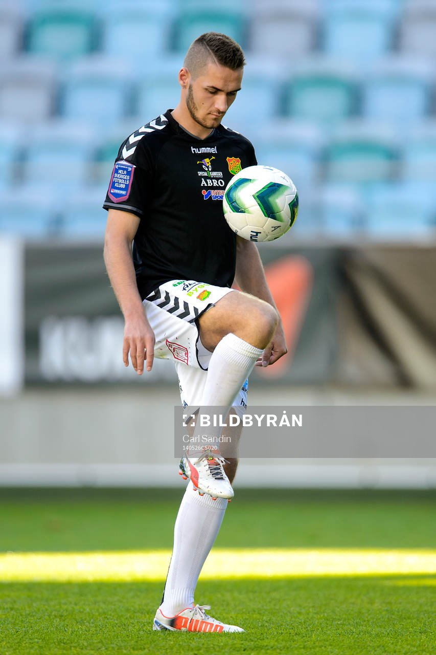 GAIS Shkelqim Krasniqi värmer upp innan fotbollsmatchen i superettan mellan GAIS och Östersund den 26 maj 2014 i Göteborg.