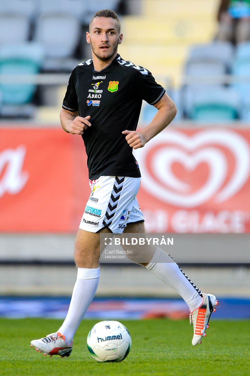 GAIS Shkelqim Krasniqi värmer upp innan fotbollsmatchen i