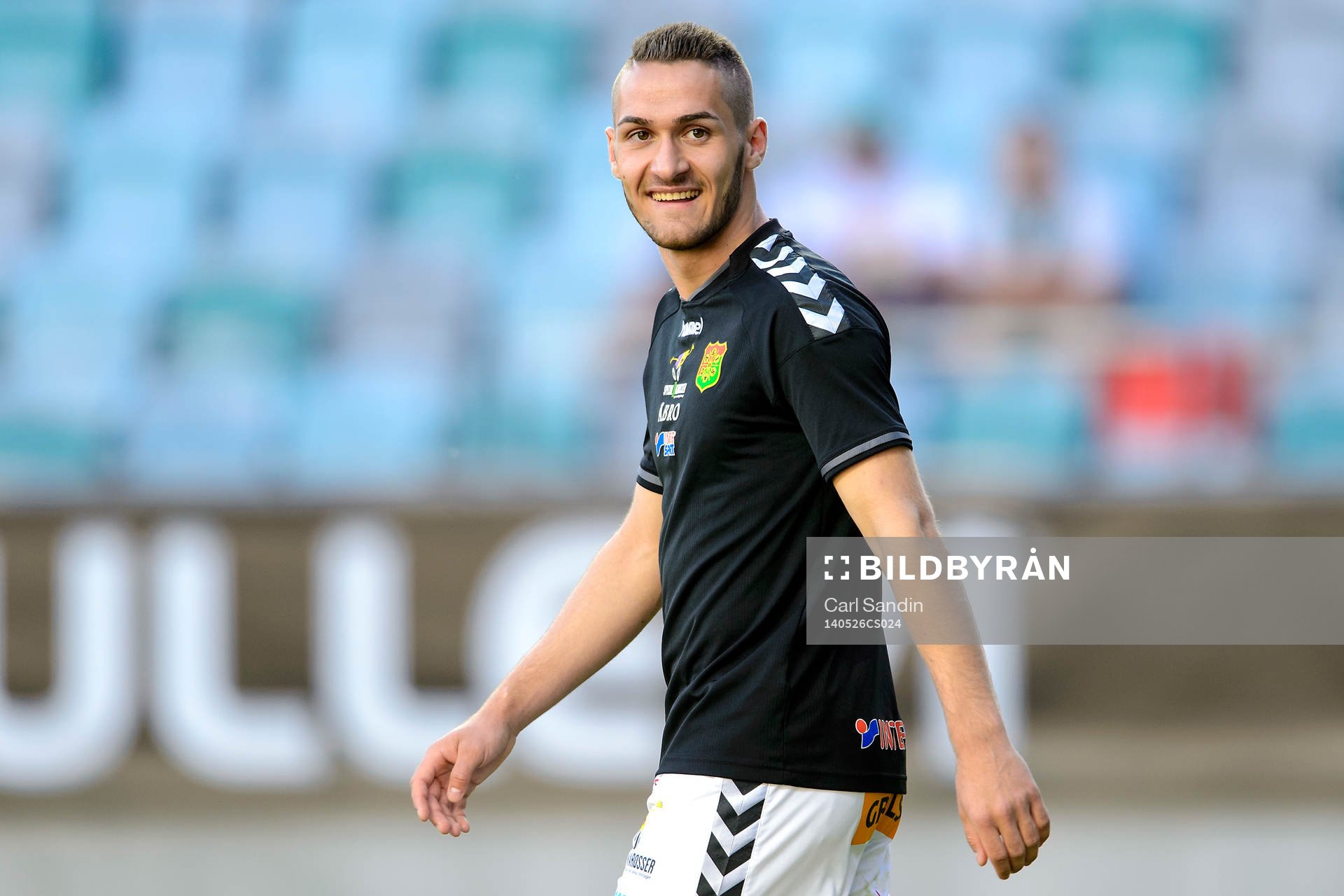 GAIS Shkelqim Krasniqi värmer upp innan fotbollsmatchen i