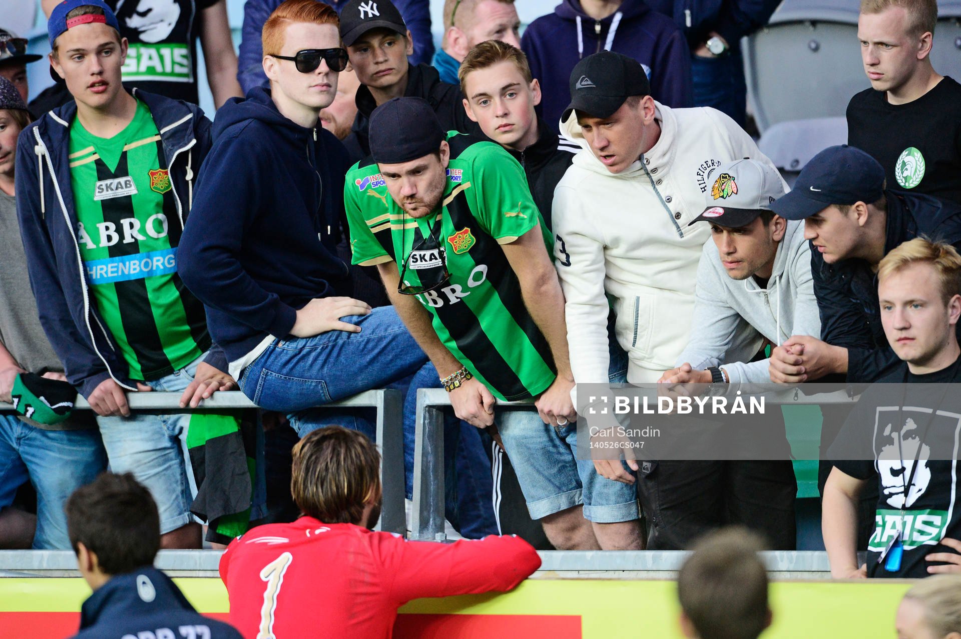GAIS målvakt Tommi Vaiho stannar kvar och pratar med fansen