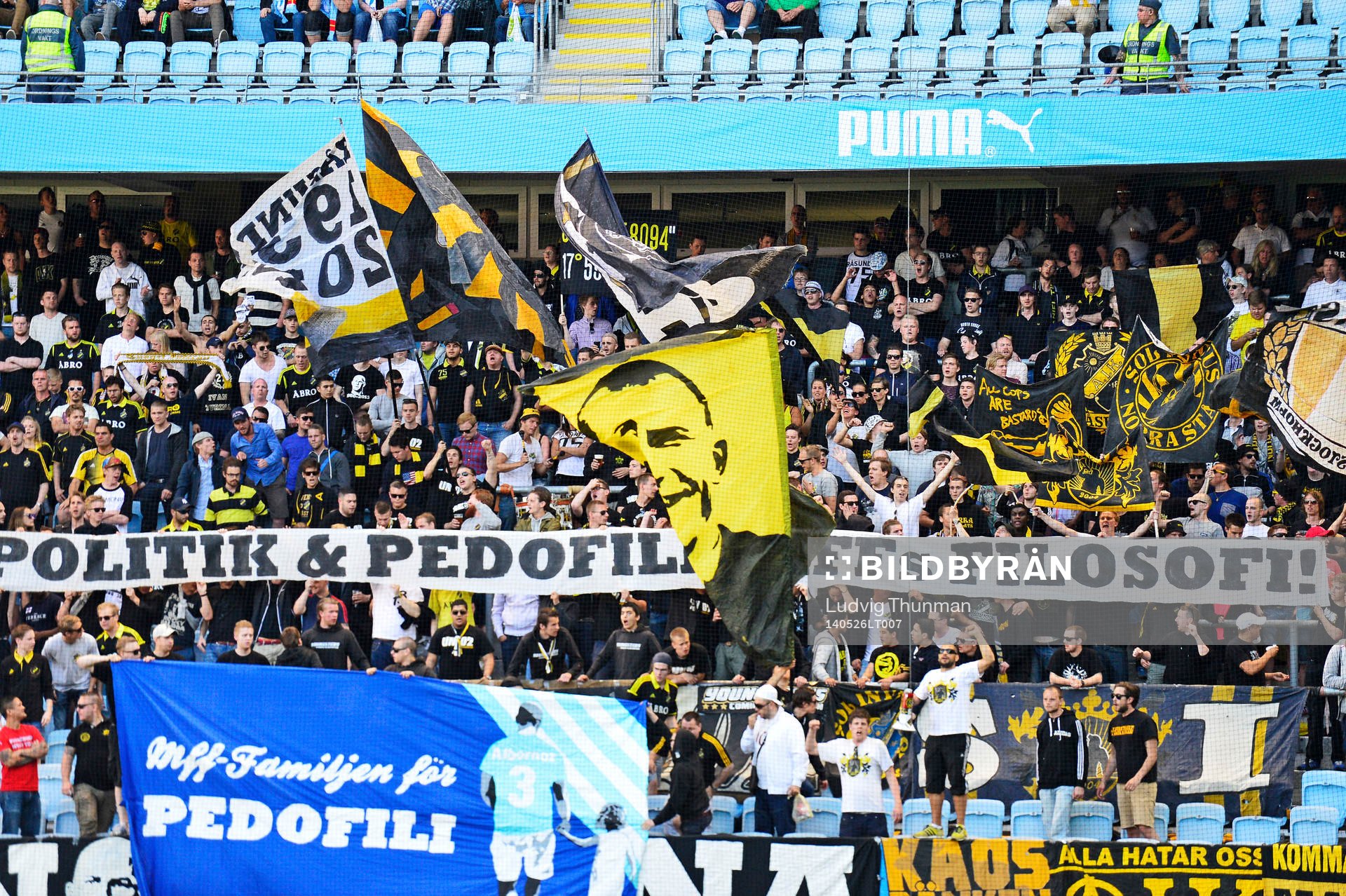 AIK fans med banderoll MFF Familjen för pedofili